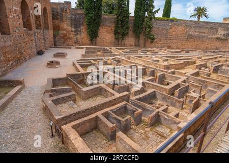 Gebäude Fundamente am Plaza de Armas (Arms Square) in der Alcazaba Gegend der Festung Alhambra - Granada, Andalusien, Spanien Stockfoto