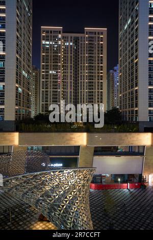 SHENZHEN, CHINA - 27. NOVEMBER 2019: Blick vom One Avenue Einkaufszentrum in der Innenstadt von Shenzhen bei Nacht. Stockfoto