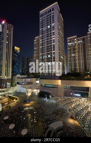 SHENZHEN, CHINA - 27. NOVEMBER 2019: Blick vom One Avenue Einkaufszentrum in der Innenstadt von Shenzhen bei Nacht. Stockfoto