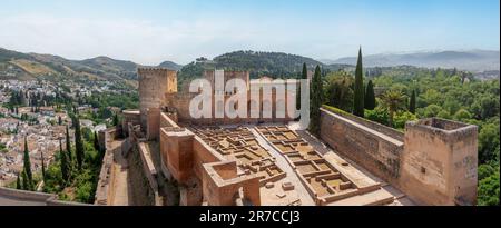 Panoramablick auf das Innere von Alcazaba mit Plaza de Armas (Arms Square) und Verteidigungstürmen in der Alhambra - Granada, Andalusien, Spanien Stockfoto