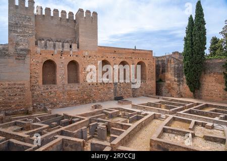 Gebäude Fundamente am Plaza de Armas (Arms Square) in der Alcazaba Gegend der Festung Alhambra - Granada, Andalusien, Spanien Stockfoto