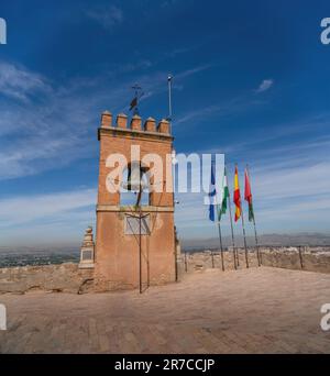 Glocke auf dem Wachturm (Torre de la Vela) in der Alcazaba Gegend der Festung Alhambra - Granada, Andalusien, Spanien Stockfoto