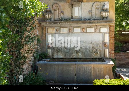 Brunnen im Garten der Stadtmauern (Jardin de los Adarves) in der Alcazaba Gegend der Festung Alhambra - Granada, Andalusien, Spanien Stockfoto