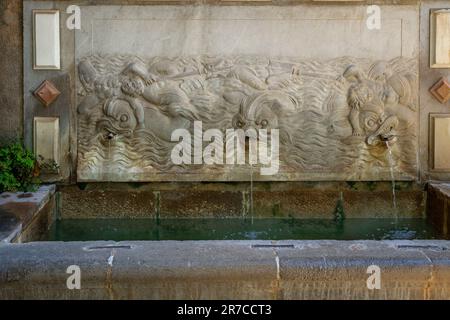 Brunnen im Garten der Stadtmauern (Jardin de los Adarves) in der Alcazaba Gegend der Festung Alhambra - Granada, Andalusien, Spanien Stockfoto