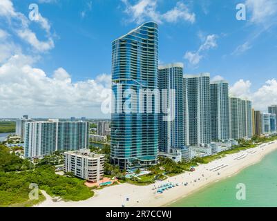 Sunny Isles Beach, FL, USA - 14. Juni 2023: Luftfoto The Ritz Carlton Residences Stockfoto