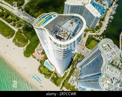 Sunny Isles Beach, FL, USA - 14. Juni 2023: Luftfoto The Ritz Carlton Residences Stockfoto