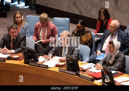 United Nations, Front) spricht auf einer Sitzung des Sicherheitsrats zum Thema "die Werte menschlicher Brüderlichkeit bei der Förderung und Aufrechterhaltung des Friedens" im UN-Hauptquartier in New York. 14. Juni 2023. UN-Generalsekretär Antonio Guterres (C, Front) spricht am 14. Juni 2023 im UN-Hauptquartier in New York auf einer Sitzung des Sicherheitsrates zum Thema "die Werte menschlicher Brüderlichkeit bei der Förderung und Aufrechterhaltung des Friedens". Am Mittwoch rief Guterres dazu auf, Anstrengungen zu Unternehmen, um den Hass im Internet einzudämmen und in den sozialen Zusammenhalt zu investieren. Kredit: Xie E/Xinhua/Alamy Live News Stockfoto