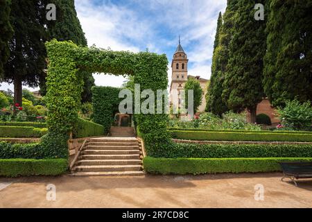 Gärten von El Partal in der Alhambra mit Kirche Santa Maria de la Alhambra - Granada, Andalusien, Spanien Stockfoto
