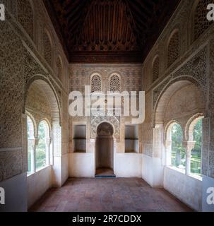 Innenausstattung des Oratoriums (Gebetsraum) mit Mihrab-Nische im El Partal-Viertel der Alhambra - Granada, Andalusien, Spanien Stockfoto