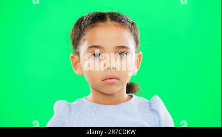 Augenbrauen heben, grüner Bildschirm und Kindergesicht eines jungen Mädchens mit einem lustigen, Mem- und Emoji-Ausdruck. Comic, Kind und Humor eines kleinen Kindes mit Isolation Stockfoto