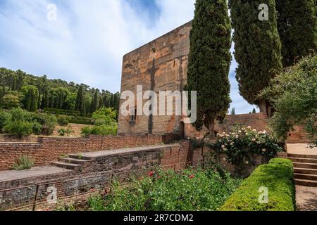 Turm des Gefangenen (Torre de la Cautiva) am Paseo de las Torres in Alhambra - Granada, Andalusien, Spanien Stockfoto