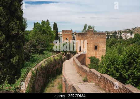 Turm des Richters (Torre del Cadi) und Turm der spitzen Zinnen (Torre de los Picos) am Paseo de las Torres in Alhambra - Granada, Spanien Stockfoto