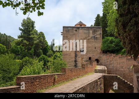 Turm der Prinzessinnen (Torre de las Infantas) am Paseo de las Torres in Alhambra - Granada, Andalusien, Spanien Stockfoto