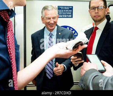 14. Juni 2023, Washington, District of Columbia, USA: USA Senator TOMMY TUBERVILLE (R-AL) spricht mit Reportern in der Nähe der U-Bahn des Senats am U.S. Capitol. (Kreditbild: © Michael Brochstein/ZUMA Press Wire) NUR REDAKTIONELLE VERWENDUNG! Nicht für den kommerziellen GEBRAUCH! Stockfoto