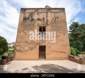 Turm der Prinzessinnen (Torre de las Infantas) am Paseo de las Torres in Alhambra - Granada, Andalusien, Spanien Stockfoto