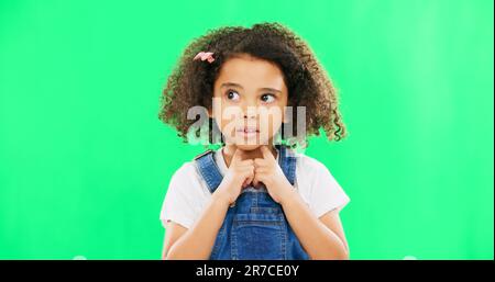 Kind, Denken und nervöses Mädchen auf grünem Hintergrund mit Händen am Kinn und verwirrtem Gesicht. Schwarzer Junge im Studio mit Platz für Modellwundern Stockfoto