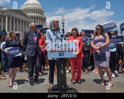 14. Juni 2023, Washington, District of Columbia, USA: House Minority Whip KATHERINE CLARKE (D-MA) spricht sich für das von Rep. KATHY MANNING (D-NC) und Senator ED MARKEY (D-MA) eingeführte Recht auf Empfängnisverhütung aus. Angesichts der Tatsache, dass einige Staaten beginnen, die Geburtenkontrolle einzuschränken, würde dieses Gesetz das Recht der USA auf Empfängnisverhütung kodifizieren und stärken Der Oberste Gerichtshof wurde 1965 in der Entscheidung Griswold gegen Connecticut anerkannt. (Kreditbild: © Sue Dorfman/ZUMA Press Wire) NUR REDAKTIONELLE VERWENDUNG! Nicht für den kommerziellen GEBRAUCH! Stockfoto