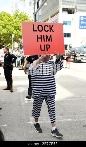 Miami, Florida, USA. 13. Juni 2023. Demonstrantin Domenic Santana wurde verhaftet, weil er vor die Autokolonne des ehemaligen US-Präsidenten Donald Trump gesprungen ist. Beim Gerichtserscheinen für Donald Trump Anklageerhebung zieht Proteste, Bundesgericht, Miami, FL 13. Juni 2023. Kredit: Desiree Navarro/Everett Collection/Alamy Live News Stockfoto