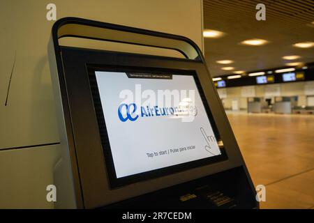 MADRID, SPANIEN - CIRCA JANUAR 2020: Check-in-Automaten am Flughafen Madrid-Barajas, dem Hauptflughafen von Madrid. Stockfoto