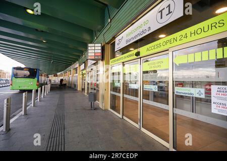 MADRID, SPANIEN - CIRCA JANUAR 2020: Eintritt zum Flughafen Madrid-Barajas. Stockfoto