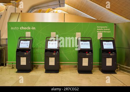 MADRID, SPANIEN - CIRCA JANUAR 2020: Check-in-Bereich am Flughafen Madrid-Barajas, dem Hauptflughafen von Madrid. Stockfoto