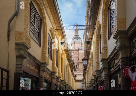 Alcaiceria Marktstraße mit Granada Kathedrale - Granada, Andalusien, Spanien Stockfoto