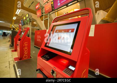 MADRID, SPANIEN - CIRCA JANUAR 2020: Check-in-Bereich am Flughafen Madrid-Barajas, dem Hauptflughafen von Madrid. Stockfoto