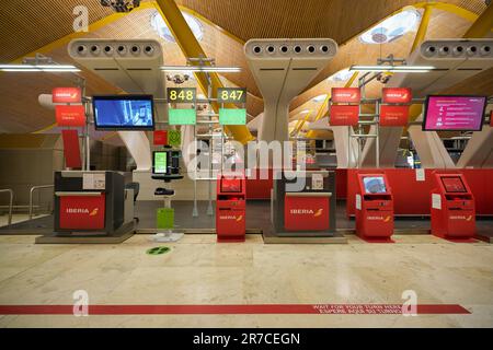 MADRID, SPANIEN - CIRCA JANUAR 2020: Check-in-Bereich am Flughafen Madrid-Barajas, dem Hauptflughafen von Madrid. Stockfoto