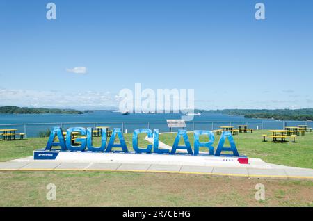 Ein Schild begrüßt die Besucher am Besucherzentrum der Schleusen von Agua Clara auf der karibischen Seite des Panamakanals Stockfoto