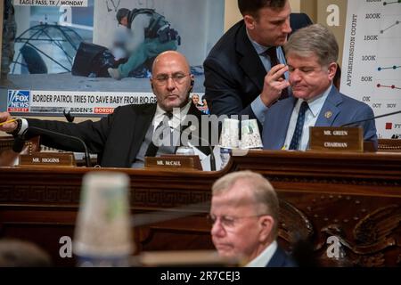 US-Repräsentant Clay Higgins (Republikaner von Louisiana), links, hört zu, während US-Repräsentant Michael McCaul (Republikaner von Texas), rechts, mit Mitarbeitern während einer Anhörung des House Committee on Homeland Security „Open Borders closed Case: Secretary Mayorkas Deseliction of Duty on the Border crisis“ im Cannon House Office Building in Washington, DC, Mittwoch, 14. Juni 2023. Kredit: Rod Lamkey/CNP Stockfoto