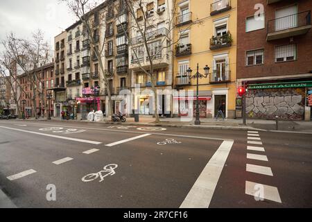 MADRID, SPANIEN - CIRCA JANUAR 2020: Blick auf Madrid auf Straßenebene. Stockfoto