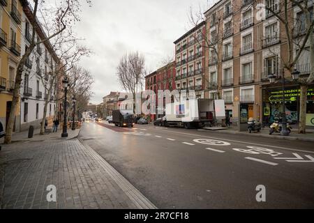 MADRID, SPANIEN - CIRCA JANUAR 2020: Blick auf Madrid auf Straßenebene. Stockfoto