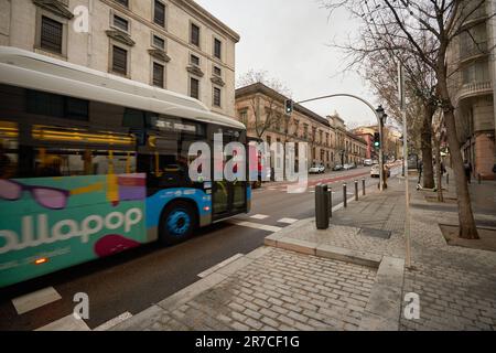 MADRID, SPANIEN - CIRCA JANUAR 2020: Blick auf Madrid auf Straßenebene. Stockfoto