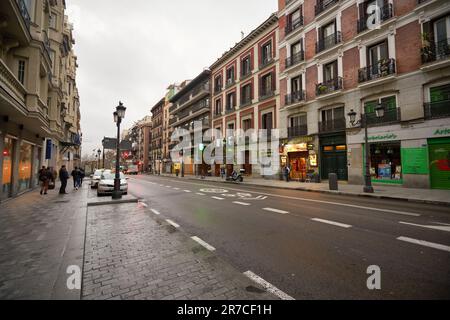 MADRID, SPANIEN - CIRCA JANUAR 2020: Blick auf Madrid auf Straßenebene. Stockfoto