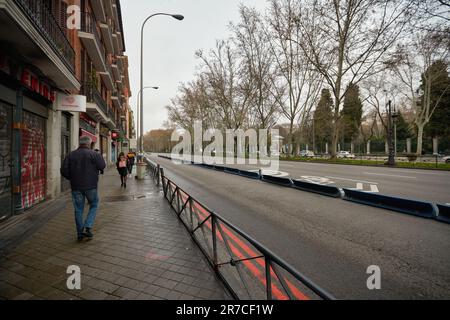 MADRID, SPANIEN - CIRCA JANUAR 2020: Blick auf Madrid auf Straßenebene. Stockfoto