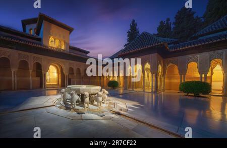 Beleuchteter Hof der Löwen (Patio de los Leones) mit Brunnen in den Nasriden Palästen der Alhambra bei Nacht - Granada, Andalusien, Spanien Stockfoto