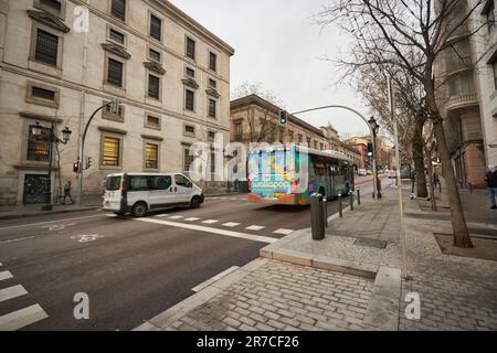 MADRID, SPANIEN - CIRCA JANUAR 2020: Blick auf Madrid auf Straßenebene. Stockfoto