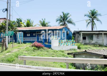 Ein Schild begrüßt Besucher in der Stadt Río Indio in Colon, wo das Río Indio auf das Karibische Meer trifft Stockfoto