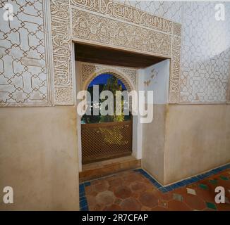 Fenster des Muqarnas-Saals (Sala de los Mocarabes) in den Nasriden-Palästen der Alhambra - Granada, Andalusien, Spanien Stockfoto