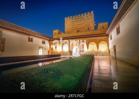 Court of the Myrtles (Patio de los Arrayanes) im Comares-Palast im Nasrid-Palast der Alhambra bei Nacht - Granada, Andalusien, Spanien Stockfoto