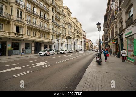 MADRID, SPANIEN - CIRCA JANUAR 2020: Blick auf Madrid auf Straßenebene. Stockfoto