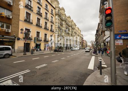 MADRID, SPANIEN - CIRCA JANUAR 2020: Blick auf Madrid auf Straßenebene. Stockfoto