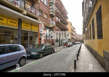 MADRID, SPANIEN - CIRCA JANUAR 2020: Blick auf Madrid auf Straßenebene. Stockfoto