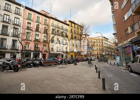 MADRID, SPANIEN - CIRCA JANUAR 2020: Blick auf Madrid auf Straßenebene. Stockfoto