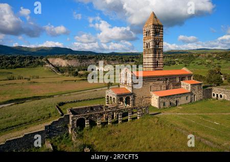 Sardinien Toskanische Kirche im romanischen Stil - Basilika della Santissima Trinità di Saccargia in Codrongianos, Sassari Stockfoto