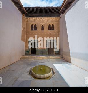 Vergoldeter Innenhof (Patio del Cuarto Dorado) und Comares-Palastfassade in den Nasriden-Palästen der Alhambra bei Nacht - Granada, Andalusien, Spanien Stockfoto