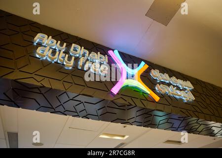 ABU DHABI, Vereinigte Arabische Emirate - CA. JANUAR 2020: Duty-Free-Schild am Abu Dhabi International Airport. Stockfoto