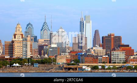 Die Skyline von Philadelphia von der Camden Waterfront, Juni 2023. Blick auf das Bourse, Zollhaus, Rathaus, Jefferson Hospital, PSFS, Usw. Stockfoto