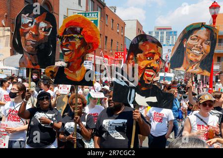 10. Juni 2023, Philadelphia. Keine Arena in Chinatown protestmarsch. Bewohner von Save the UC TownHomes, Verbündete in Solidarität (siehe Add'l Info). Stockfoto