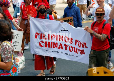 10. Juni 2023, Philadelphia. Keine Arena in Chinatown protestmarsch. Anakbayan Philadelphia, Verbündete der Solidarität (siehe Add'l Info). Stockfoto